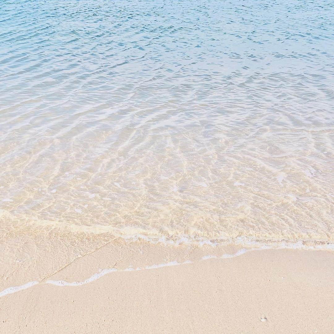 ホワイトヴェールのインスタグラム：「* *  穏やかな波の音とゆらゆらキラキラと輝く水面。 晴れた日の朝は、海岸散歩が心地よい。  #ホワイトヴェール#whiteveil#飲む日焼け止め#日焼け止め#日焼け止めサプリ#太陽に負けないサプリ#海岸#beach#散歩#stroll」