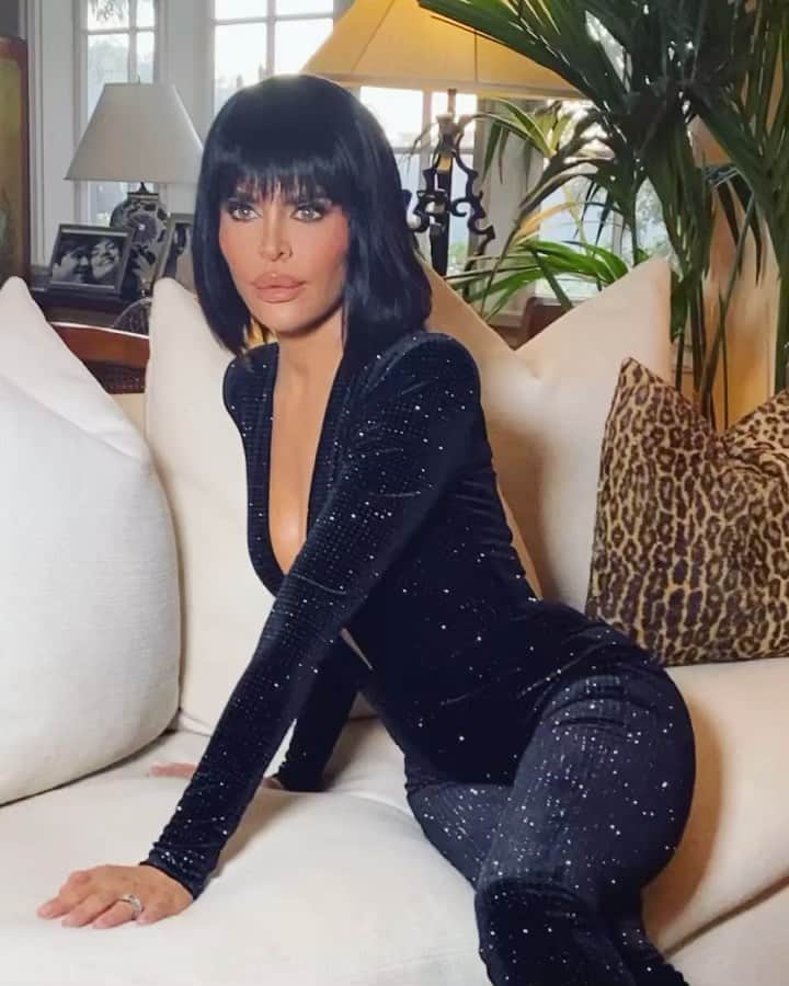 リサ・リナのインスタグラム：「🐉🗡💋」