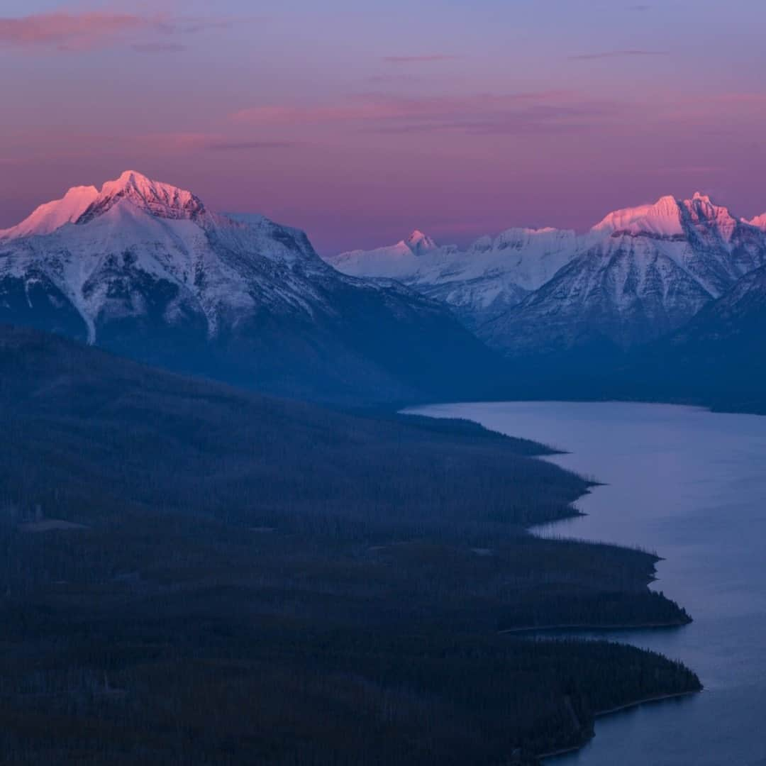 アメリカ内務省さんのインスタグラム写真 - (アメリカ内務省Instagram)「Access in Glacier National Park, #Montana during the #winter is limited, but there are still spectacular sights for those who are prepared for winter adventure. The view from this #snowshoe hike to Apgar Lookout rises nearly 2,000 feet above the glacially-carved, Lake McDonald Valley. Photo of @GlacierNPS by Jacob W. Frank, National Park Service. #usinterior #RecreateResponsibly #nationalparkservice」2月12日 10時05分 - usinterior