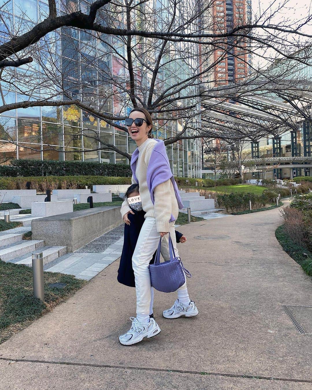翁安芸さんのインスタグラム写真 - (翁安芸Instagram)「🤍💜🤍💜  家族でお散歩。暖かい日も増えて春を感じる陽気に。25ansオンラインの連載アップしているので、良かったらチェックしてください👀  #翁安芸のファッションtips #25ans #連載 #fashion #outfit #springcolor #lavender #akiweng #翁安芸」2月12日 10時05分 - akinyc
