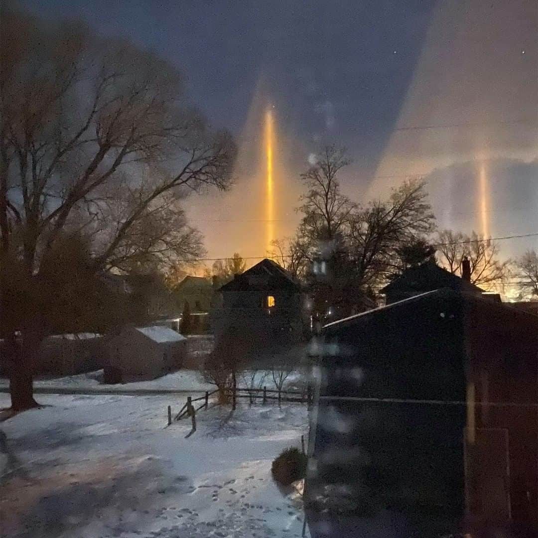 CNNさんのインスタグラム写真 - (CNNInstagram)「These strange columns of light have been spotted recently across the northern United States, dancing up toward the night sky and mesmerizing viewers. Fortunately for us, this is not an alien invasion or extraterrestrial activity, but rather an optical phenomenon courtesy of a cold, calm atmosphere. The pillars form when ice particles near the ground are light enough to remain suspended in the air, creating a collective ice surface that reflects a light source — such as a street lamp, moonlight or sunlight.  (📸: Ryan Clone)」2月12日 10時00分 - cnn