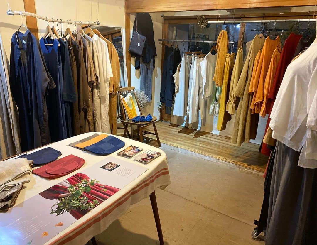 cafezakkagallery-flagのインスタグラム：「▪︎ギャラリーのご案内▪︎  2/11〜2月下旬までギャラリーにて Lailhaの春夏 @lailha_clothing 洋服の ポップアップを開催します。  ぜひご自分だけの特別な一枚を探してくださいね。 @punchilamai  @punchilamai_store  . @flagcafe  . マスクや消毒、蜜を避けるなどご協力を宜しくお願い致します。  合わせてバレンタインギフトの チョコレートや焼き菓子もご用意しております♪ ラッピングも無料でお包み致しますのでお楽しみくださいませ。  *************************************** - いつも　あなたを包む - Lailha ライラの服は 自然素材とシンプルなラインで大人女性の揺らぐ心と からだを美しく優しく包みます。 プンチラマイのオリジナルブランドとして2019年に生まれ、 スリランカにある自社工房から届けられます。 . アーユルヴェーダに使われる植物を染料として手染めで 染めた布などをメインに、一人1着を丁寧に仕立てます。 . 生地選びからお届けするまでに 長い時間をかけ、想いを込めて大切に作った、 オーガニックコットンやリネンの服。 . 着心地よいドライタッチで夏から 秋まで爽やかにすごせるアイテムを セレクトしてお待ちしております。 ***************************************  #cafeflag #cafezakkagalleryFLAG #punchilamai  #lailha  #popupstore  #枚方市  #天然素材の服  #お洋服好きな人と繋がりたい  #長く着られる大人服  #slowfashion  #ethicalfashion  #naturaldye  #草木染め #大阪カフェ #大阪カフェ巡り #枚方市」