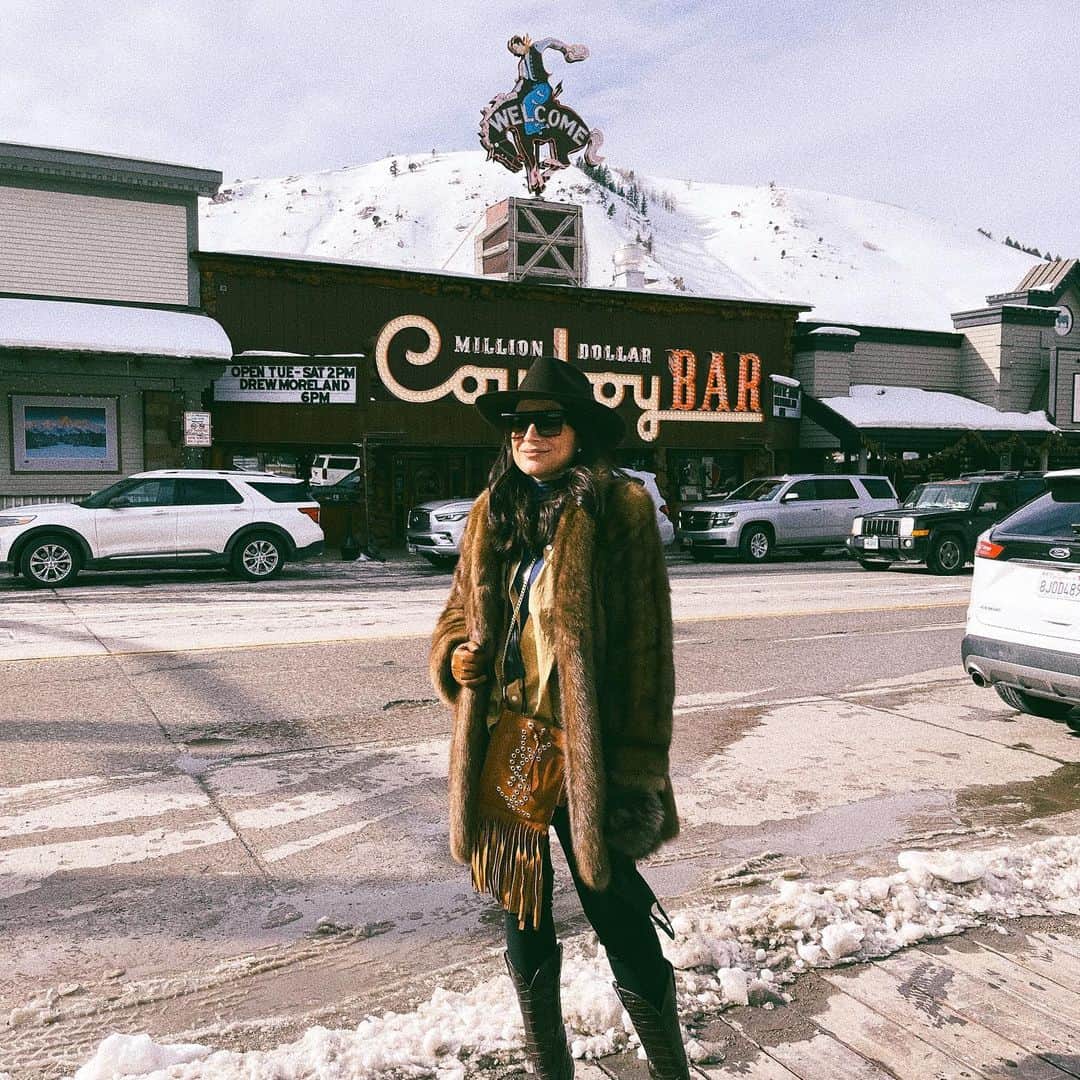Ana Brenda Contrerasのインスタグラム：「When things get tough cowboy up 🤠 (mask on hand 👻 )」
