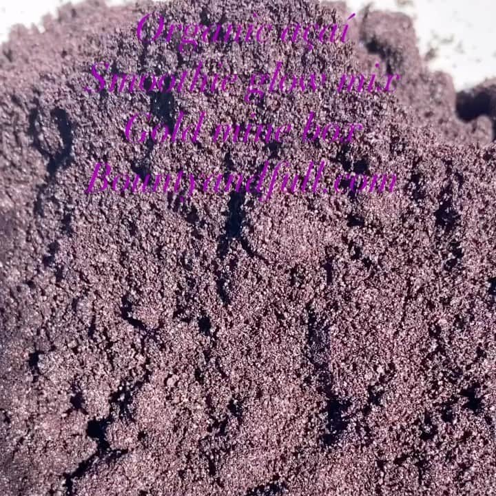 ケリスのインスタグラム：「Ground açaí , the blacker the Berry the sweeter the juice they say . In this case the darker the Berry the more antioxidants you're gonna get ! Lol very true ! I am thinking about açaí bowl flavored raw pies next , doesn't that sound divine ?! I say YES YES YES 🙌🏾 ITS SURE DOES ! Bountyandfull.com」
