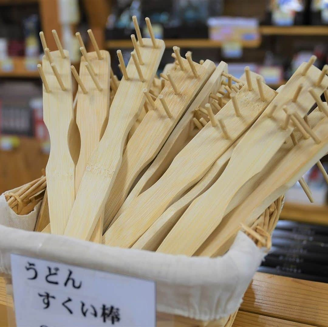 Re島CHANNELのインスタグラム：「長崎県・新上五島町の特産品「五島うどん」を食べるときに欠かせないアイテムが「うどんすくい棒」。 今回は土産としても人気が高いこの商品をご紹介したいと思います。  ▶︎ 五島列島・新上五島町の隠れた特産品「うどんすくい棒」を知っていますか？  https://www.retochan.com/blog/archives/306  ▼→プロフィール画面のリンクから『Re島チャンネル』へ。「Re島ブログ」に地元ライターのおすすめする「福岡→離島の楽しみ方」をご覧いただけます♪ @retochan ・ #Re島プロジェクト　#新上五島　#中通島　#五島列島　#うどんすくい棒　#うどん　#島旅  #離島　#福岡から直行　#しま」