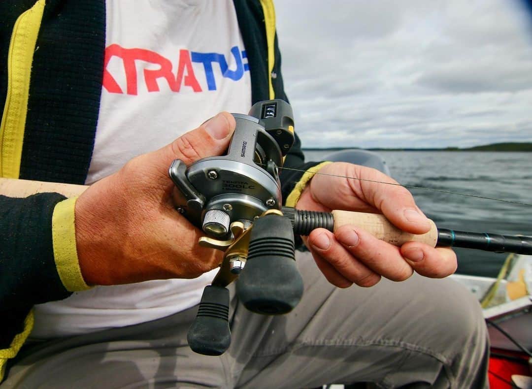 シマノ｜Fishingのインスタグラム：「"Line counters are a guide's best friend. They allow repeatable depth control, with the ability for a quick check on your guests to make sure they weren't quiet line droppers. We've settled on the Tekota as our go-to lake trout reel. Precision trolling at depth takes heavy weights, great boat control, and a reel comfortable and light enough to be held all day by guests from age 8 to 80. Additionally, they have the toughness to fight giant lake trout all day, every day, for 100 days in a row - and then repeat that same process the following season.." ~ @ScottLakeLodge.  #FishShimano #ShimanoTekota #Tekota #LakeTrout #Lakers」