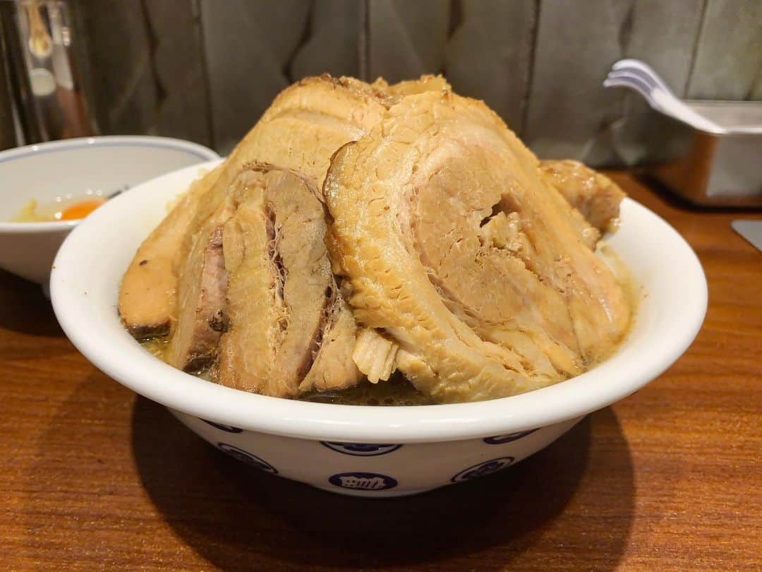 のインスタグラム：「北松戸から東京駅構内にやってきた二郎リスペクトの一杯！ 高級ブランド豚を使った濃厚なスープは乳化していて力強い味わい🐷 ショウガと玉ねぎの入った味変生卵もよく合います！ ライスとの相性も気になるところです‥🍚 #susuru_tv #1785日目 #ラーメン雷東京本丸店 #雷 #東京 #東京駅 #並野菜ちょいマシニンニク #味変生卵 #うまい  #ラーメン #らーめん #ramen #ラーメン部 #ramennoodles #毎日ラーメン生活 #麺スタグラム #japaneseramen #japanramen #foodstagram #foodie #noodles #instanoodle #instaramen #instafood #susururecommended #二郎系 #雷 #東京ラーメン #駅ナカラーメン」