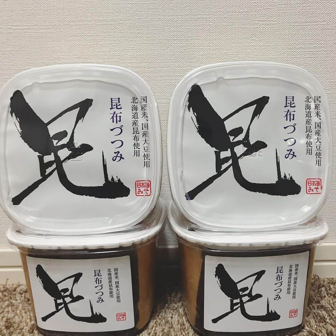 藤田太陽のインスタグラム：「・ 貴重なお味噌いただきました！ 嬉し過ぎる！ 旨すぎる！ 腸内環境良くなるゼーい! ・ #日本海みそ #昆布づつみ #昆布が外側に巻かれている #昆布は取り出して肴にする #遺伝子組み換えではない #これ重要 #腸内環境 #自律神経 #腸活  #みんな分かるかなぁ #はぁ #本当に美味しい #味噌 #味噌汁  #富山県 #中新川郡 #上市町」