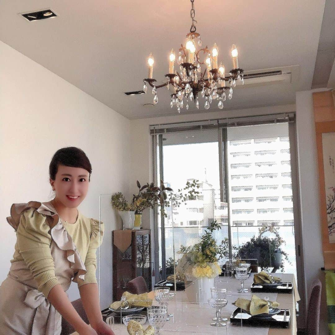 小川薫さんのインスタグラム写真 - (小川薫Instagram)「【NHKごごナマ本日放送です】 . 生放送の予定が国会中継のため収録になり、 またまた国会中継のため延期続きでしたが 今日12日（金）13時40分から放送です✨  🍀小川薫が出演する 「NHKごごナマ美味しい金曜日」 2月12日金曜13時40分🍀  「まだ残ってるな！」「もっとお餅が食べたい！」というあなたにお餅アレンジレシピをお伝えします。豚薄切り肉で巻いて揚げる“おもちとんかつ”、ロールキャベツならぬ“ロールもち白菜”、デザートは“フレンチもちトースト”の４つをご紹介予定です。  関西だけでなく全国放送ですのでぜひご覧ください😊  #ごごナマ　#ごごナマ美味しい金曜日  #もちレシピ　#もちアレンジ　#餅　 #おうちでclover #zoom #zoomオンラインレッスン  #オンライン料理レッスン　#オンライン料理教室  #salondeclover  #サロンドクローバー #小川薫 #おもてなし #おもてなし料理教室 #料理教室 #料理教室大阪　#料理研究家 #テーブルコーディネート #テーブルコーディネーター  #大阪料理教室 #cookingclass  #tablesetting  #tablecoordinate #おもてなし料理  #パーソナルレッスン」2月12日 10時24分 - salondeclover