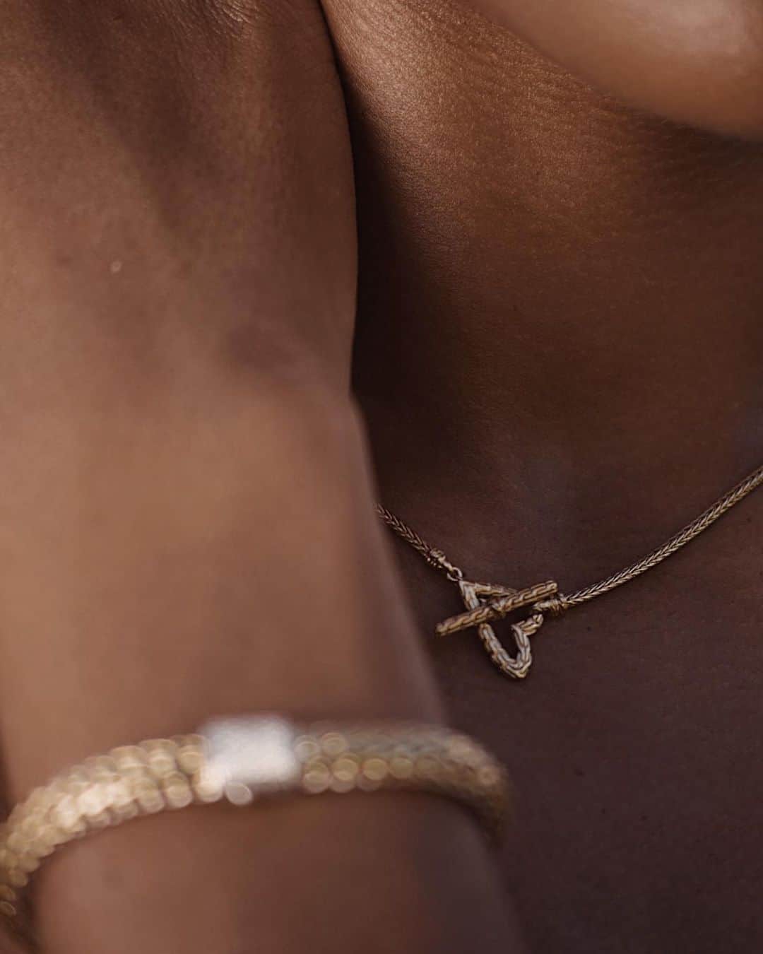 ジョン ハーディーのインスタグラム：「Tokens of self-love, designed to wear unconditionally—link in bio to shop.  #JohnHardy #WithMadLove」