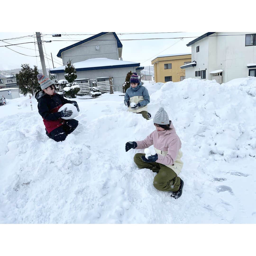 彩香さんのインスタグラム写真 - (彩香Instagram)「＊ ビーチ西目屋とビジターセンターに雪だるまたちを作りました〜⛄️💓「産地直送！西目屋最高！」もお楽しみに♪ ＊ ＊ ＊ #ビーチ西目屋 #白神山地ビジターセンター #雪だるま #西目屋村 #産地直送 #西目屋最高」2月12日 10時28分 - saika_ringomusume