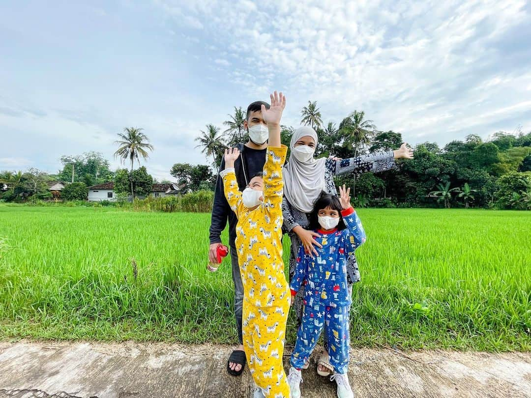 Shireen Sungkarさんのインスタグラム写真 - (Shireen SungkarInstagram)「Morningg❤️keliling sawah segerrrrr ,ketika anak kota ke desa malah kita yg happy parah😂」2月12日 10時29分 - shireensungkar