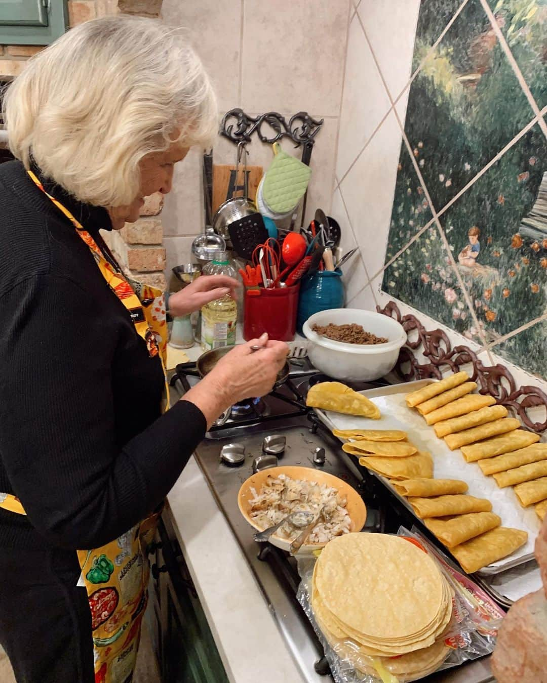 コリー・ロバートソンさんのインスタグラム写真 - (コリー・ロバートソンInstagram)「@willrob.jr came home from college for a few days 🤗2mama @chryshoward decorated her table for valentines and invited us all over 💗and Mamaw Jo @jodyblon made us her famous fried tacos 🌮😋 (see my stories for details) It was a really good night!」2月12日 10時41分 - bosshogswife