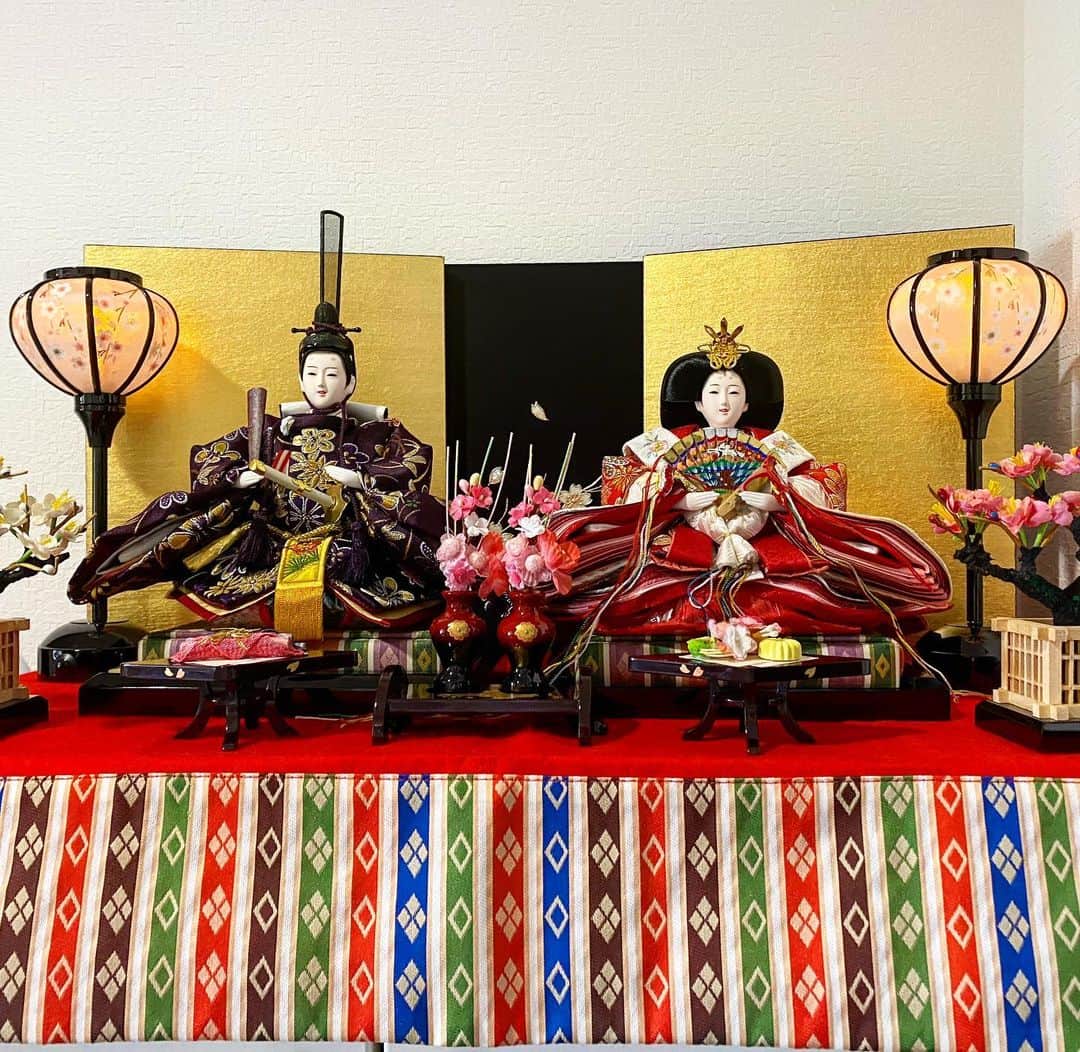 中川真依のインスタグラム：「. 一年あっという間☺️✨ 今年も元気に過ごせますように🧡💛💚🎎💚💛🧡 #お雛様 #3歳女の子」