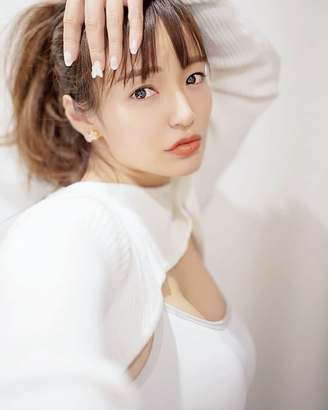 紺谷みえこのインスタグラム：「𝑁𝑒𝑤 𝑚𝑜𝑜𝑛 ,  2月12日は新月だよ🌑 新月とは、月の満ち欠けのリズムに合わせて、約29日に一度、新しく月が生まれる日。このタイミングにお願いごとをすると、月の成長パワーが得られて叶うと言われています。  女という漢字はひざまづき祈りを捧げる姿から成り立っています♡ 祈りやおまじないって女性的で素敵だなぁ👩‍🍼🪞🌿  #新月　#ネイル　#ポニテ　#バタフライネイル　#ヘアスタイル　#newmoon #nail  #butterflynails #skincare  #beauty #cosmetics  #selfie  #model #style #japan_of_insta #かわいい #ファッション #モデル #幸せ #笑顔 #new #moon #本 #音楽 #月」
