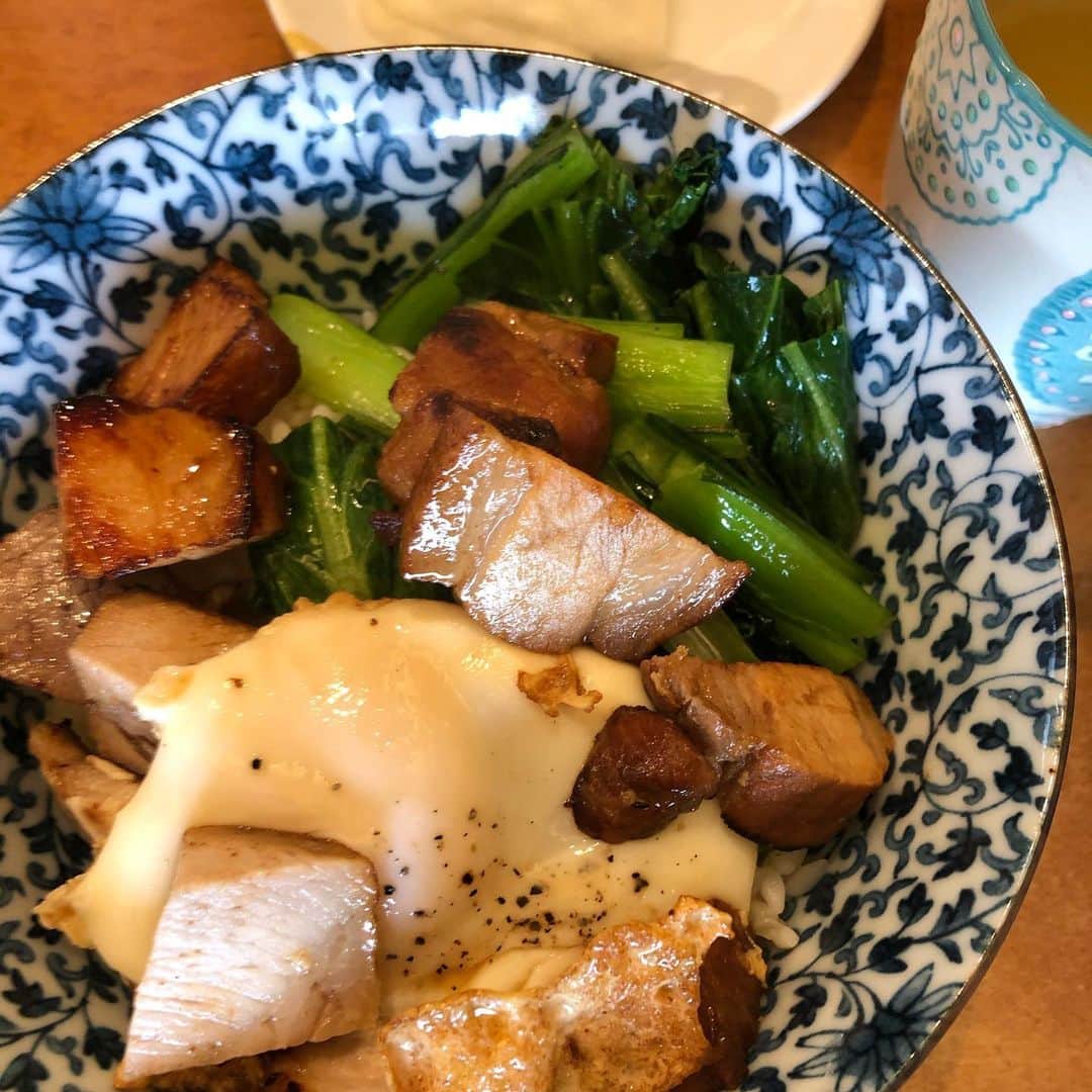 いとうせいこうのインスタグラム：「近所の理髪店店長より自家製チャーシューの差入れ。早速チャーシュー目玉焼き丼にトライ。そしてサクセス！」