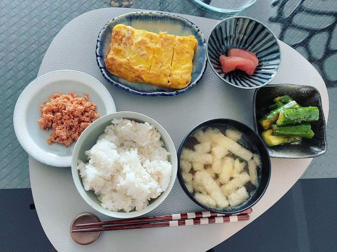 矢部美穂さんのインスタグラム写真 - (矢部美穂Instagram)「今朝も残り物で🥢 ご飯は冷凍していたものをチンしました✨ ザ・和食です😊 #朝食 #朝食メニュー #和食#冷凍ご飯 #40代 #矢部美穂」2月12日 10時52分 - miho.yabe.0607