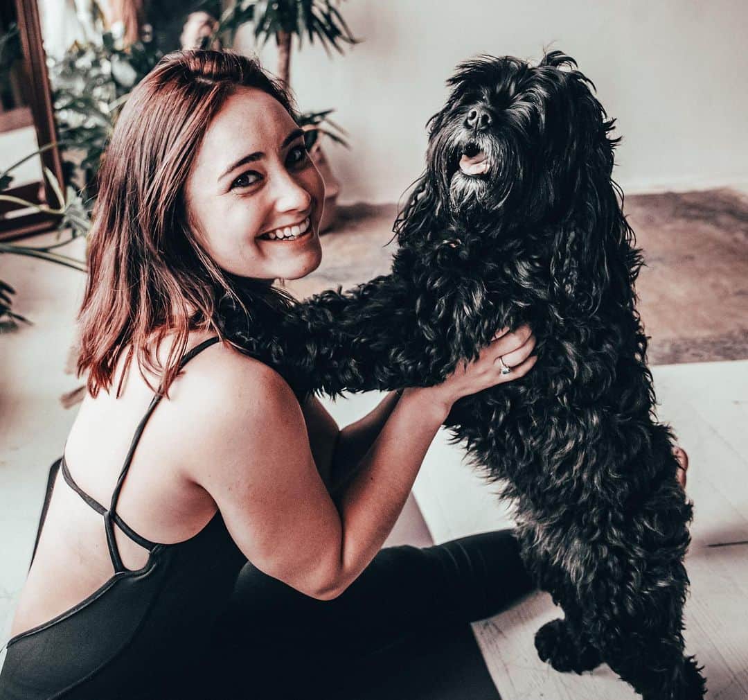 ケイトリン・オズモンドのインスタグラム：「My puppy turned 4 this week! And she was sick for her birthday, so we are celebrating now that she’s feeling better with cuddles on the couch.  • Rasquette is way more than just a dog or a pet. She’s been my rock and good luck charm since the first time I met her and she crawled into my jacket 😊  • She’s driven me absolutely crazy over the years, but covid isolation wouldn’t have been possible without her.  • Happy Birthday Puppy Dog  • • • #puppylove #birthdaygirl @nulopetfood #shesacutie」