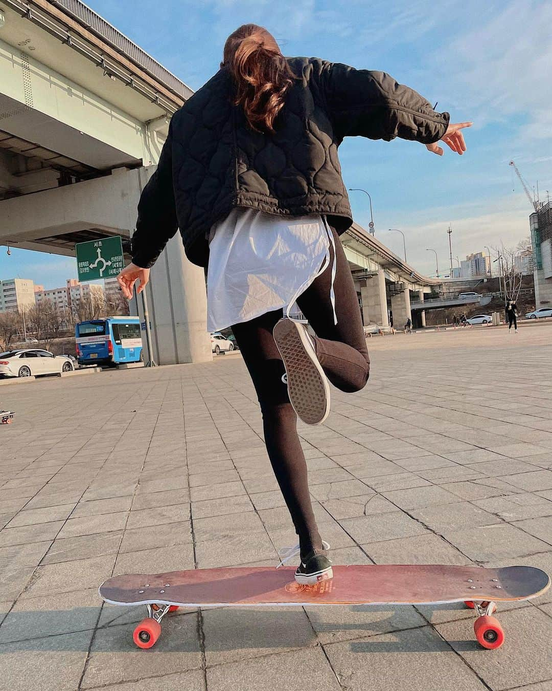 コ・ヒョジュさんのインスタグラム写真 - (コ・ヒョジュInstagram)「Happy Lunar New Year 🙇🏻‍♀️ 여러부운~ 즐거운 설 보내세요! 저는 연휴에도 열일 하려구요.!🥸 기다려주세용😘 . . . #롱보드 #롱보드댄싱 #고효주 #longboard #longboarddancing #longboarder #longboarding」2月12日 11時06分 - hyo_joo