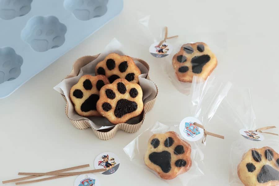 きなこのインスタグラム：「ダイソーのシリコン型とホットケーキミックスを使って、肉球マドレーヌ作り🐾 ココアパウダーで肉球部分を色分けしてみました。パウパトロール好きな息子へのちょっと早めのバレンタインに♩  最後の写真は色分けせずに生地を混ぜて焼いただけのもの。ほんのり肉球の形に焼き目がついてこちらも可愛い♡ ディズニーのキャラクターなども色々あるダイソーのシリコン型。プリンやアイスなどの型にも使えて便利です😋  ▶︎ホットケーキミックスを使って作る、混ぜて焼くだけマドレーヌレシピ、ブログの記事で紹介してます👩‍🍳 → @kinako_710」