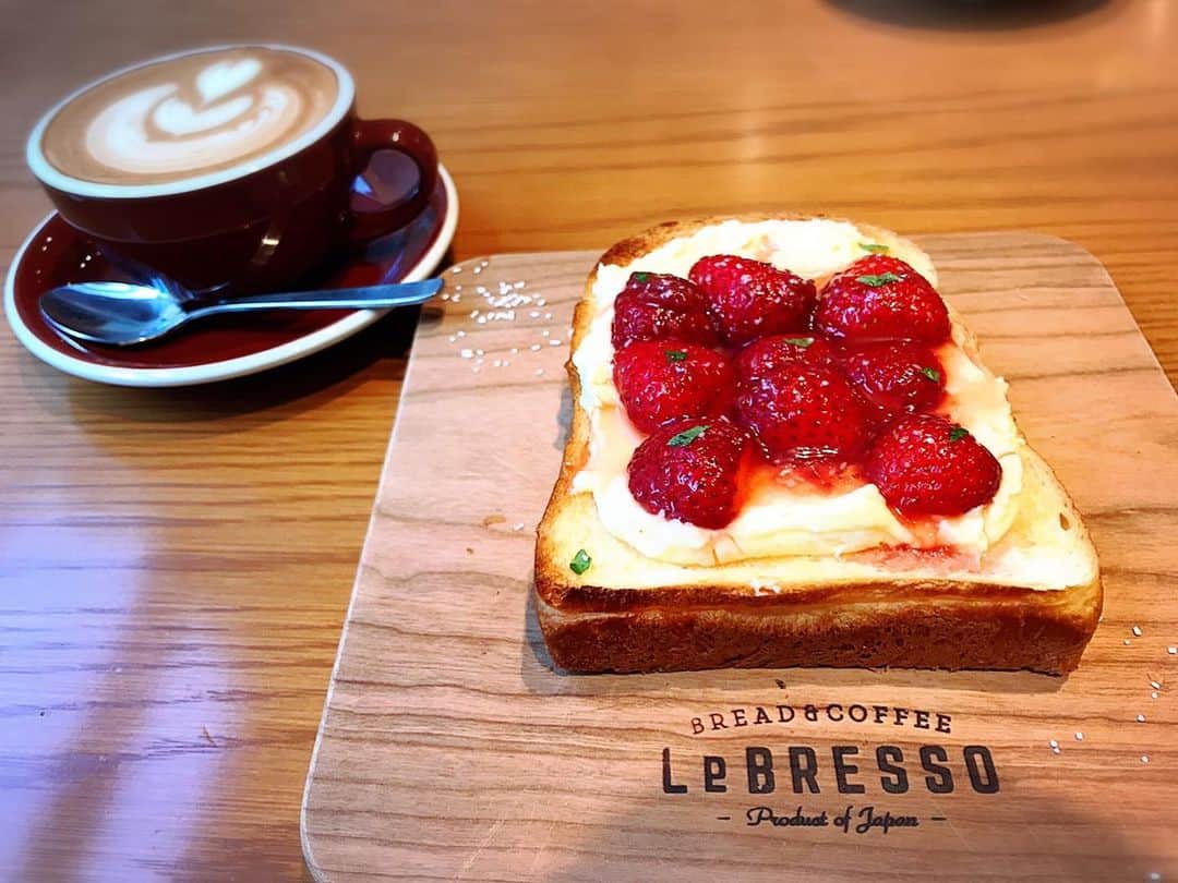 のインスタグラム：「最近知った食パン🍞屋さん🥐 @lebresso.ohori   takeoutもイートインもどちらもOK🙆‍♀️で、大濠公園の近くにあるお店☺️  片道歩いて1時間かかるんだけど🤣  大濠公園トレーニングして、こんな美味しいの食べたら… てな事は置いといて🤣  色んな種類があるけど、どーしても見た目も可愛い🍓が食べたくて❤️  とっても美味しかった😍  coffee☕️もすごく美味しくて、☕️豆もお持ち帰り😊  最近お散歩しながら、可愛い、素敵なcafe探しが楽しい😊  今度行った時は何しよう🤔 て、いつも考えてる食いしん坊な私です🤣  #パン #カフェ #食パン #美味しい #可愛い #コーヒーも最高 #大濠公園」
