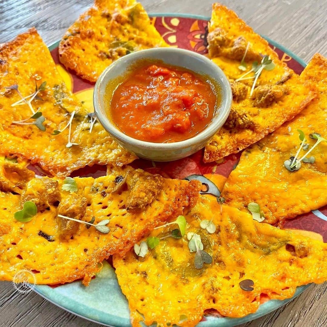 Flavorgod Seasoningsさんのインスタグラム写真 - (Flavorgod SeasoningsInstagram)「Cheese Pockets 🤤 by Flavor God customer @heathercoxzzz Seasoned with Taco Tuesday Seasoning!⁠ -⁠ KETO friendly flavors available here ⬇️⁠ Click link in the bio -> @flavorgod⁠ www.flavorgod.com⁠ -⁠ For each pocket I took a slice of cheddar cheese.⁠ Topped 1🧀 with:⁠ Sausage⁠ Red Onion⁠ Red PepperFlake⁠ 2nd🧀:⁠ Pepperoni⁠ Mozzarella⁠ Basil Leaf⁠ @flavorgod pizza seasoning⁠ 3rd🧀:⁠ Bacon bits⁠ Jalapeño⁠ @flavorgod taco Tuesday seasoning⁠ .⁠ Top with another slice of cheddar cheese and bake at 400° for15-20 minutes.⁠ Use a paper towel to blot and remove excess grease.⁠ Dip in @raoshomemade marinara sauce⁠ -⁠ Flavor God Seasonings are:⁠ 💥ZERO CALORIES PER SERVING⁠ 🔥0 SUGAR PER SERVING ⁠ 💥GLUTEN FREE⁠ 🔥KETO FRIENDLY⁠ 💥PALEO FRIENDLY⁠ -⁠ #food #foodie #flavorgod #seasonings #glutenfree #mealprep #seasonings #breakfast #lunch #dinner #yummy #delicious #foodporn」2月12日 11時01分 - flavorgod