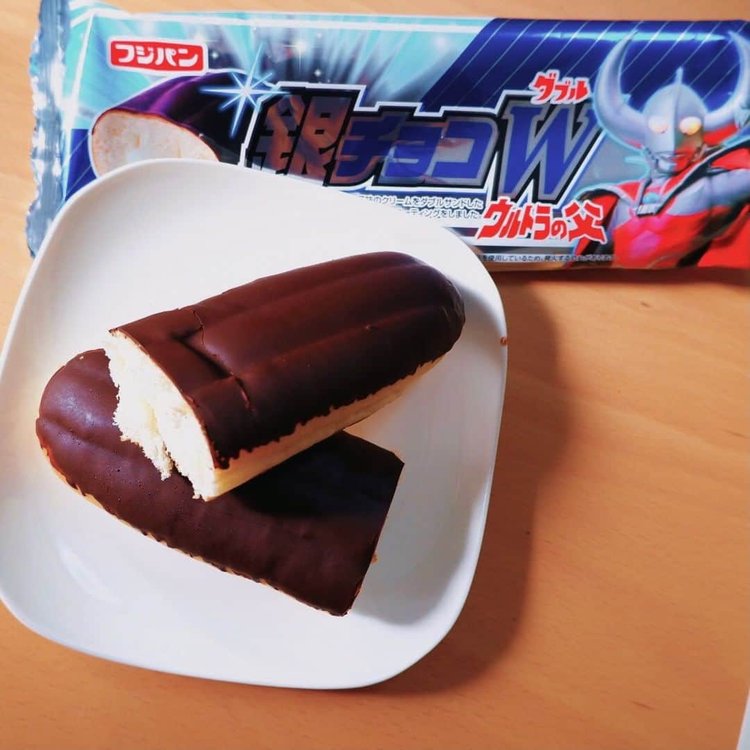 円谷プロダクションのインスタグラム：「【フジパン🍞コラボ 第5弾】 銀チョコW 苺チョコW　現る✨  ふわふわのパンにミルク風味のクリームをサンドし、 チョコレートでコーティング！ おやつにもランチにも🍽 食べたらパワーがもらえるかも✊  ■銀チョコW　パッケージ全4種  好評発売中！ 商品詳細・お問い合わせは下記へ♪ ＠honjikomi_fujipan https://fujipan.co.jp/ultraman2020/  #ウルトラマン #レオ　#ウルトラの父  #ゼロ #ゼット  #父  #銀チョコW #ランチ  #パン  #おいしい  #チョコ  #クリーム #フジパン  #コラボ」