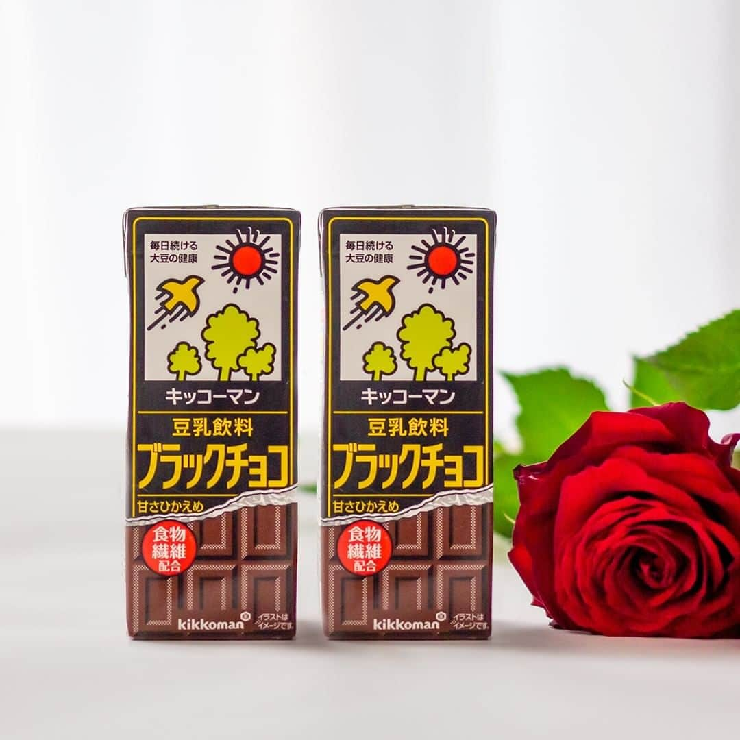 キッコーマン 朝の豆乳習慣キャンペーン公式のインスタグラム：「今週末はいよいよ…💝 ブラックチョコでオトナなバレンタインデーはいかが？ 控え目でもしっかり伝わる甘みがオトナの恋に似てるかも…🍫  #キッコーマン豆乳 #ホッ豆乳 #豆乳 #キッコーマン #soymilk #豆乳好き #豆乳大好き #大豆 #おいしい #イソフラボン #カフェスタグラム #おうち時間 #おうちカフェ #家カフェ #ホームカフェ #2月 #冬 #winter #寒い #バレンタイン #バレンタインデー #𝑙𝑜𝑣𝑒 #告白 #チョコレート #🍫 #チョコドリンク #ホットチョコレート #♥」