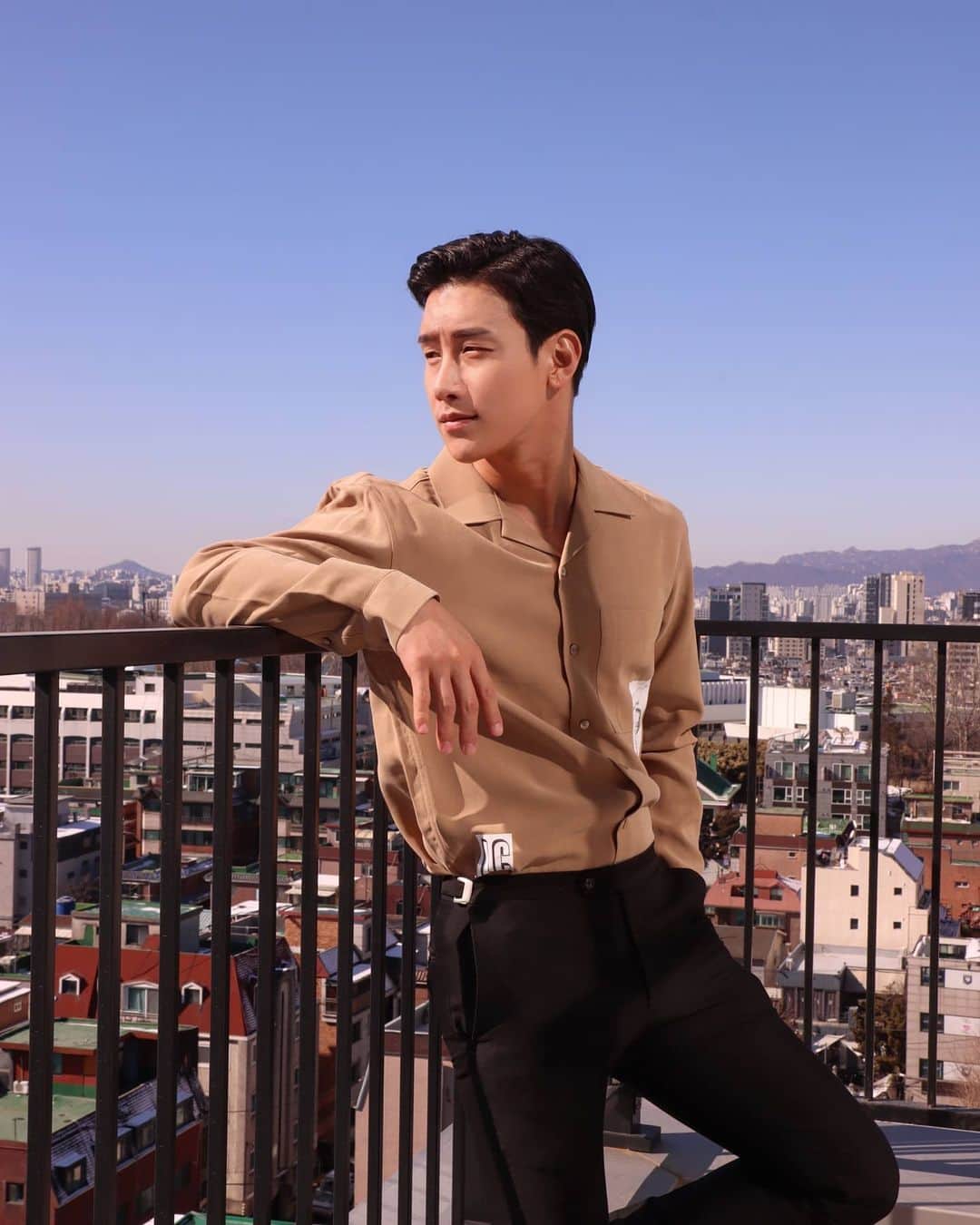 Lee Si-gangのインスタグラム：「새해 복 많이 받으세요🌟 떡국 먹어야지 😜🍴  韓国は今日ソルナルです。 明けましておめでとうございます。 って今日言うんです。 皆さん今年も宜しくお願いしますね。🌟」