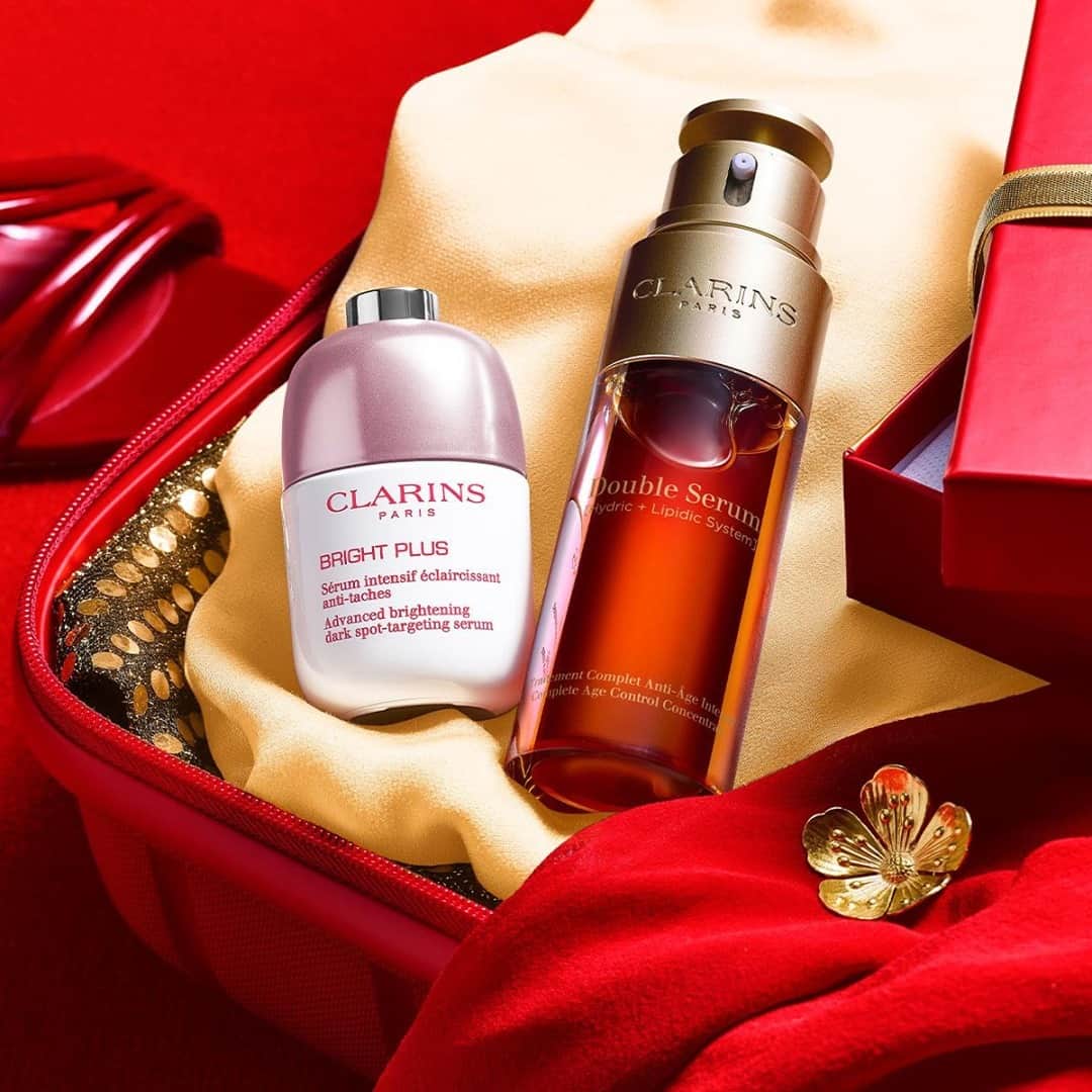 Clarins Canadaのインスタグラム：「The only power couple you need for a luminous start to the Lunar New Year.❤️Smooth fine lines with our iconic Double Serum and let the light in with with Bright Plus Serum!✨⁣ __________⁣ L'unique duo dont vous avez besoin pour débuter la nouvelle année Lunaire en beauté.❤️ L'iconique Double Serum lisse les rides et ridules & le Sérum Bright Plus apporte lumière et éclat à la peau.✨⁣ .⁣ .⁣ .⁣ #Clarins #LiveBeautifully #LunarNewYear」