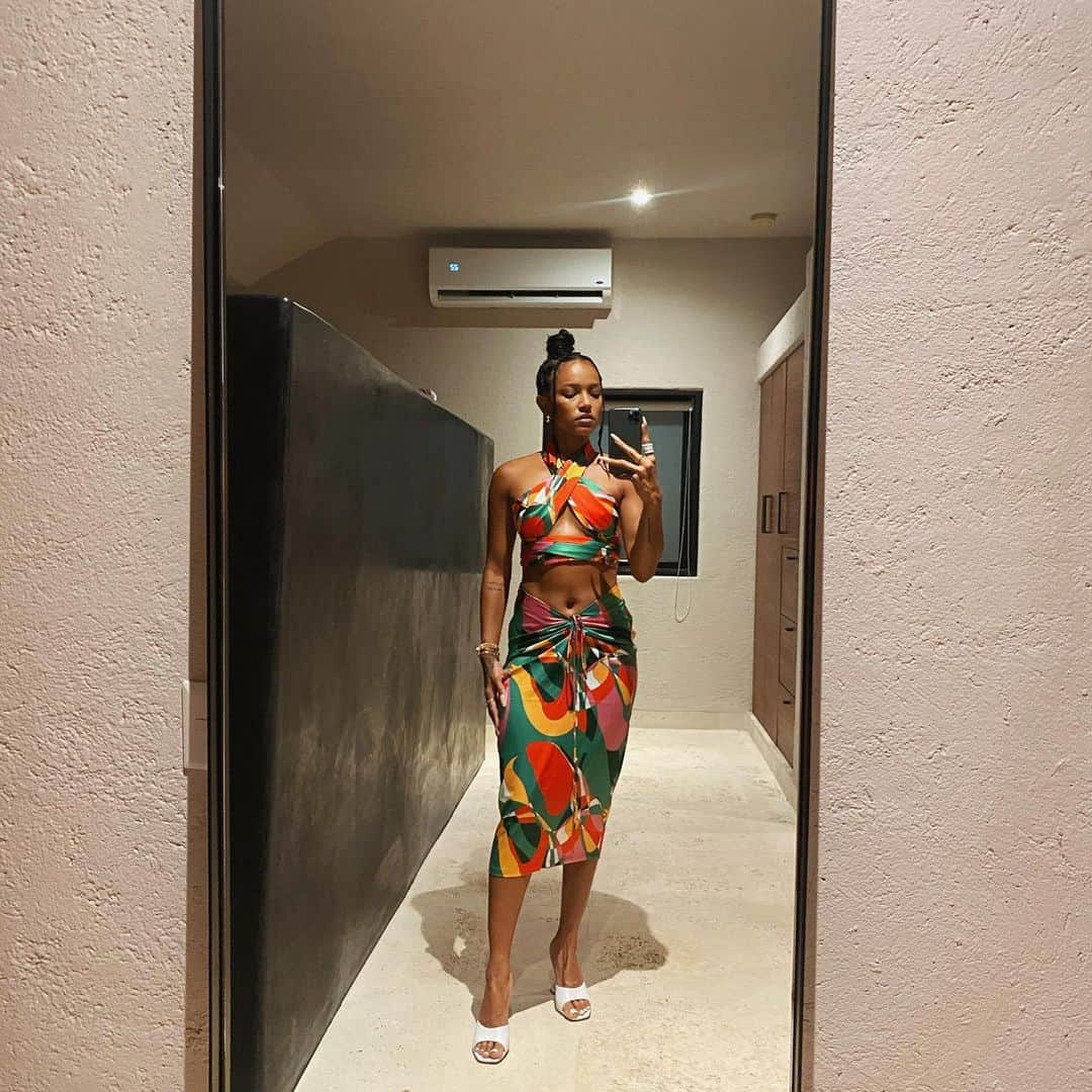 カルーシェ・トランのインスタグラム：「Finally get to wear this 🌹」