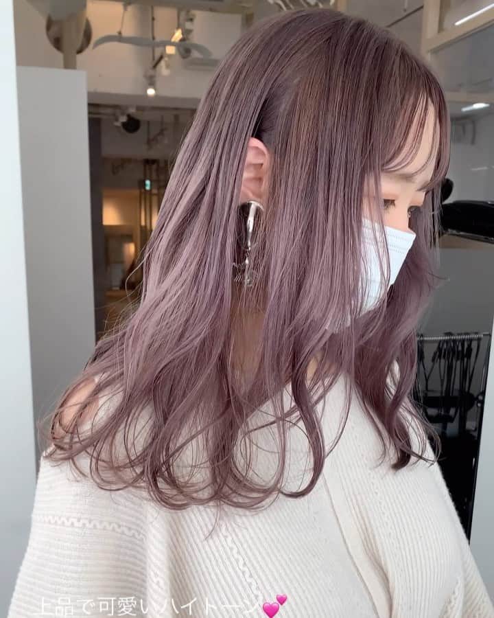 のインスタグラム：「ハイトーン🩰💫  カット+ブリーチ+カラー ¥23800 カット+2回ブリーチ+カラー ¥33300  #nakanishi_color #お洒落モテヘア#ミルクティーベージュ #ブリーチカラー#ハイライトカラー #東京#東京美容室#新宿#新宿美容室」