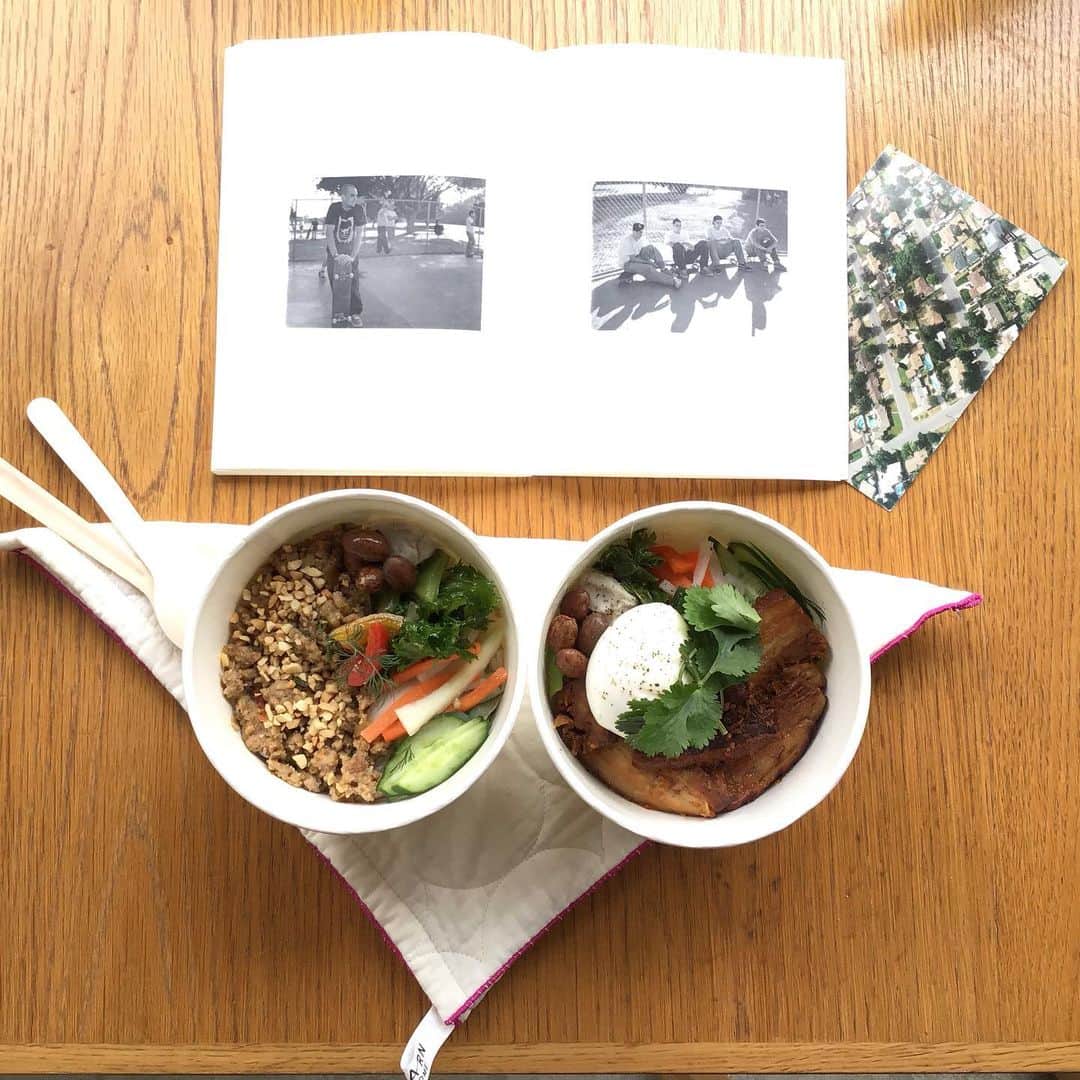 Pho 321 Noodle barのインスタグラム：「Renewal openに向け　晴れやかな金曜日のスタートです。  bun lovely veggie,comの日替わり惣菜は ⚫︎わさび菜のpho321オリジナルレモングラス辣油和え(new!) ⚫︎コブ高菜のクミン炒め(new!) ⚫︎里芋マッシュ(new!) ⚫︎うずら豆のマリネ(new!) ⚫︎胡瓜ディル　⚫︎紅白なます からスタートです。  ひとつのboxのなかでも　色々なお惣菜や季節野菜の美味しさ　みずみずしさを楽しんでいただけますように。  本日も11:30am opening 5:30pm last call 6pm closing,non stop,Uber eatsのデリバリーサービスも稼働致します🗺🌏 (Chompyは　アプリケーションの故障の為　ただいま休止中です) pick upのお時間に合わせお作りするto go boxのご予約はこちから☎︎03-6432-9586  旧正月のお祝いに　生春巻きもたっぷりと巻き上げました。 赤大根　紅芯大根　白にんじん　イエロービートルート入りです。(イエロービートルート多めです🕺)  明日は臨時休業、2/15と2/16に準備期間をいただいて　リニューアルオープンは2/17(水)となります。  皆さまにとって　パワー溢れる 善き日になりますように  today’s recommend:pho chicken,bun pork(warm),3rd noodle,com chicken/pork/dong-pou-rou,chicken/boiled🥚topping,summer roll for sharing and homemade coconut pudding 🏝w/houjicha syrup and tea time tailor/tokibicha🌽  today’s opening 📻get ‘em up/Anderson .Paak   #ubereats #deliveryfood  #pho321 #togo #com  #うずら豆のマリネ　#里芋マッシュ #yellowbeetroot  #arimarcopoulos #mottohouse #renewalopen」