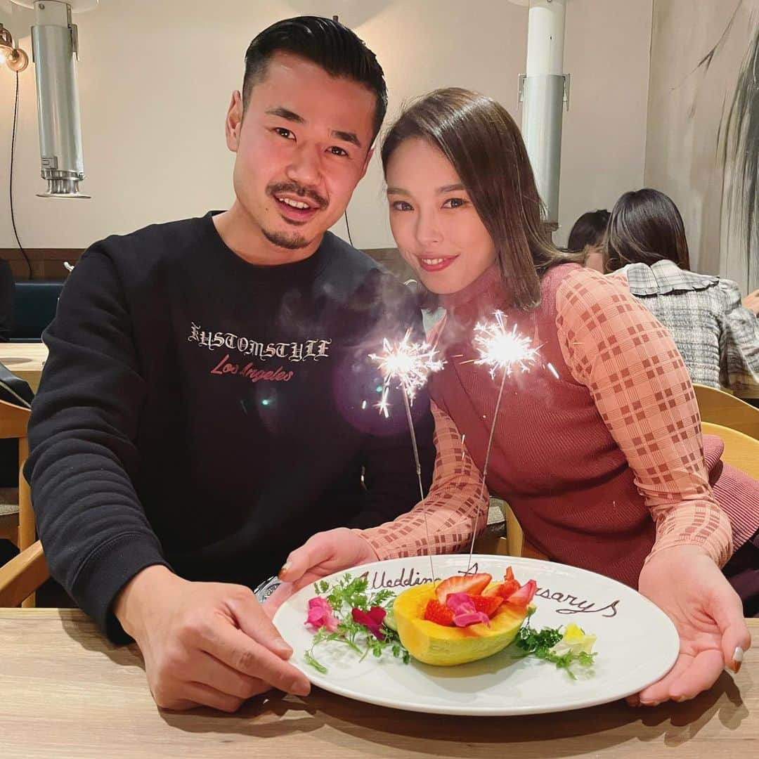 川戸沙羅のインスタグラム：「2nd Wedding Anniversary🍾✨ ・ 白澤2年生になりました🎒 ・ これからもよろしくね💛❤️💛 ・ 2021.02.11  #weddinganniversary  #結婚記念日 #建国記念日🎌」