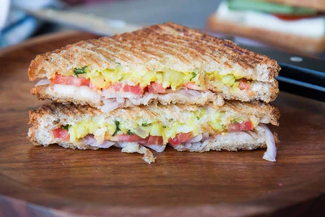 Archana's Kitchenさんのインスタグラム写真 - (Archana's KitchenInstagram)「Masala Oats And Potato Sandwich Recipe is a perfect and delicious sandwich to serve for your breakfast. It's not only easy but super healthy too!  Search for the recipe “Masala Oats And Potato Sandwich” in our app. Link to the app in the bio @archanaskitchen」2月12日 11時30分 - archanaskitchen