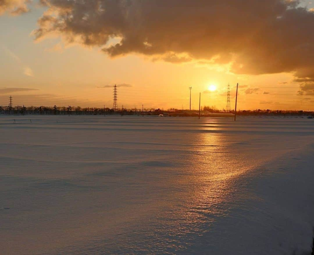 LIFE with CAMERAさんのインスタグラム写真 - (LIFE with CAMERAInstagram)「雪国の夕日⠀ Photo by  @shi0nn.723⠀ https://www.instagram.com/p/CKtXE8qAaVs/⠀ .⠀ ＼ユーザーのみなさまの作品を紹介中／⠀ .⠀ Canonの小さなミラーレス、EOS M200・M100・M10のいずれかで撮影された写真に、指定のハッシュタグをつけて投稿いただいた作品をシェアさせていただきます！⠀ .⠀ ▽指定ハッシュタグはこちら⠀ EOS M200で撮影 ⇒ #my_eosm200⠀ EOS M100で撮影 ⇒ #my_eosm100⠀ EOS M10 で撮影 ⇒ #my_eosm10⠀ .⠀ （※）紹介させていただく際は事前にご連絡はいたしませんのでご了承ください。⠀ （※）投稿いただく写真に使用される著作物、肖像については、ご本人が著作権を有するもの、又は権利者から事前に使用承諾を得たものであるものとします。ご投稿いただく写真に関して万一問題が生じた場合は当事務局は責任を負いかねますことご了承ください。⠀ .⠀ EOS M200の詳細は、本アカウントのプロフィール（ @canon_eosm ）にあるURLからご覧ください。⠀ .⠀ #おうち時間⠀ #my_eosm100⠀ #らしさにであう #らしさがひろがる⠀ #LIFEwithCAMERA #LIFE_with_CAMERA #カメラのある生活 ⠀ #Canon #キヤノン #EOS #EOSM #EOS_M #EOSM100 #EOS_M100」2月12日 11時30分 - canon_eosm