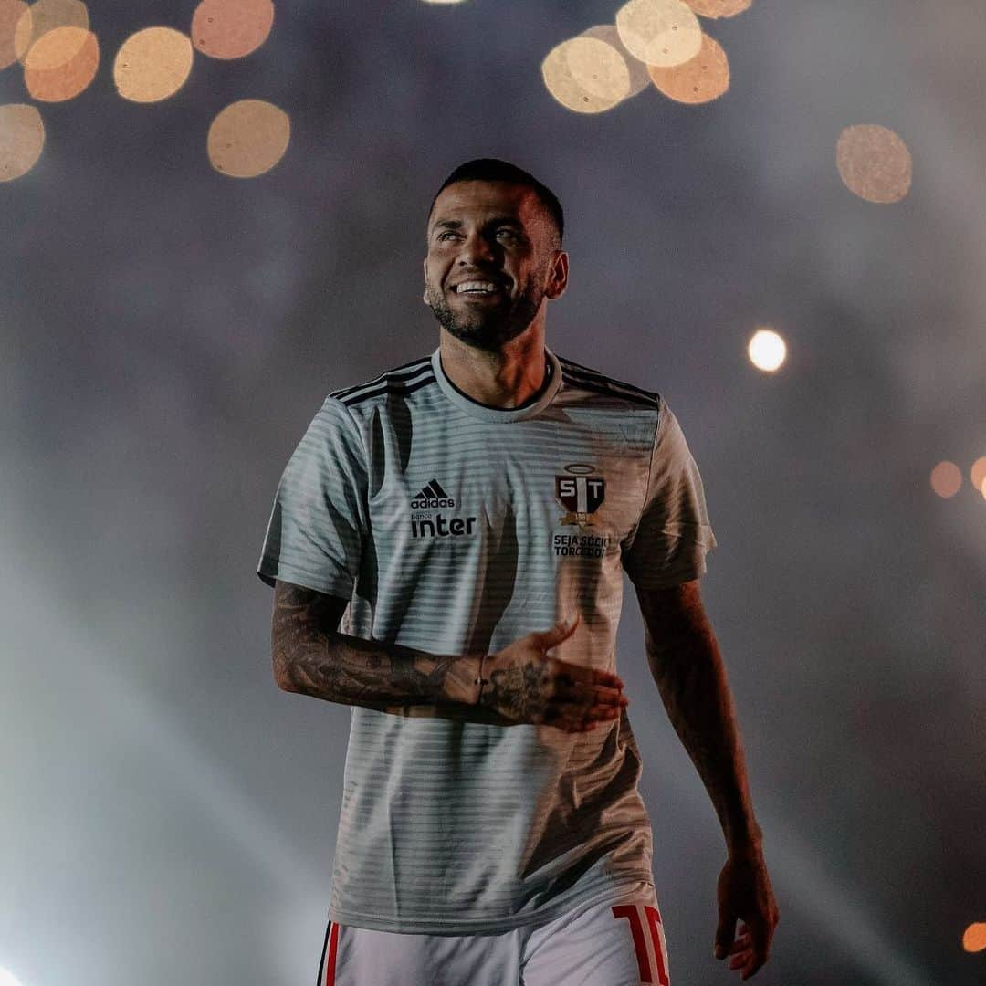 ダニエウ・アウヴェスさんのインスタグラム写真 - (ダニエウ・アウヴェスInstagram)「Futebol é para muitos um esporte mágico, para outros um sentimento que transcende qualquer situação.  Parece até fácil quando se ganha. Sei que o momento é ruim, sei que é um momento de transições que devemos assimilar rápido e seguirrrr. Mas, o mais curioso é que; futebol assim como religião não se discute. Todos sabem de tudo e poucos sabem de algo. Assim é no esporte e na vida cotidiana, por isso: Seja forte, seja constante, seja respeitoso quando ganhar e quando perder.... SEJA SEMPRE VOCÊ!🧘🏾 Sonhem, sonhem o quanto quiser, sonhem que seu sonho é seu, carregue ele contigo e entregue-os nas mãos de Deus. Só tenha paciência que vai se realizar, então dobre seus joelhos e comece a orar. #Deusnocomandosempre🙌🏾」2月12日 11時31分 - danialves