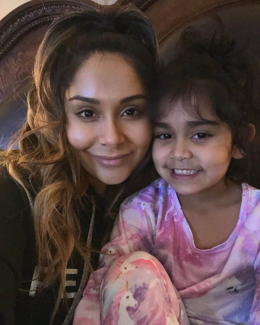 ニコール・ ポリッツィのインスタグラム：「My favorite part of each day is cuddling my babies 🙏🏽🥰 #LuckyMawma #Blessed」
