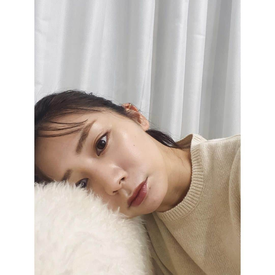 篠原真衣さんのインスタグラム写真 - (篠原真衣Instagram)「. . 探せばあるもんですな。 あげてなかった写真📸 . 疲れてます？これ何の写真？ とか突っ込み始めたらお蔵入りになってたやつね。 目が死んでるけど、至って元気です☀️ . いつも22時くらいから元気になって、歌を大声で歌いたくなる衝動に駆られほどに元気です。 . と言う事で、負け犬たちのミッドナイトバス今日が最終回！ そして10日間、勝手に決めた毎日投稿も完走。 今日も21時くらいからTwitterにお座りしますね。 . . みなさんクラブハウスやってるかなぁ。 特にまだ何もしてないけど、 私も居るので良ければフォローしてね☺︎ . . #ラジオドラマ #NHK #FM #負け犬たちのミッドナイトバス #オーディオドラマ #青春アドベンチャー #clubhouse」2月12日 11時41分 - shinomai425