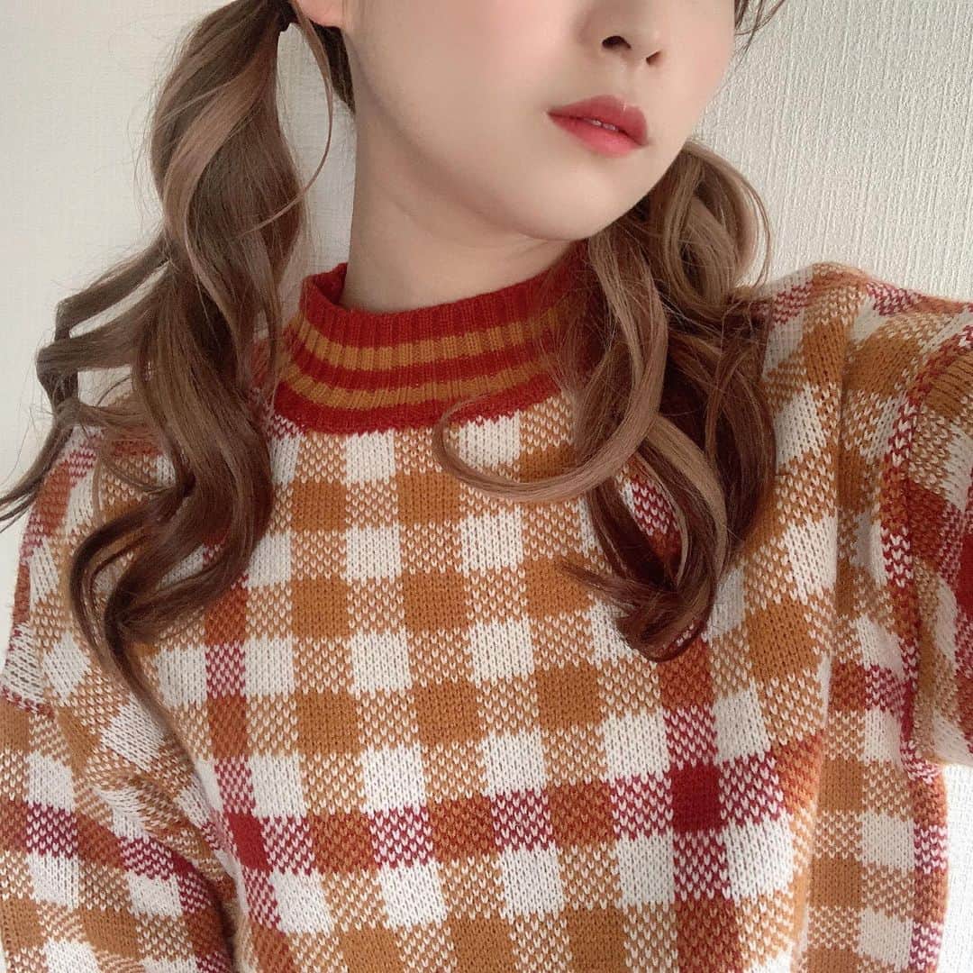 平野友里（ゆり丸）のインスタグラム：「🍊  #forever21 のセーター🧶🧡 これかわちくてお気に入り~☺️ ショート丈で丈感よきなの！  フォーエバーなくなったのゆり的に まじでかい🥺☁️  安くてかわちくてすきだった🥺  海外特有の派手さでかわちい🧡  今更案件（笑）  ごめみちゃんバーガー😂🙏🏻  ・ ・ ・ ・  #フォーエバー21 #プチプラコーデ  #プチプラファッション #海外ファッション #プチプラコーディネート #ゆり丸コーデ #コーデ #コーディネート #セーター」