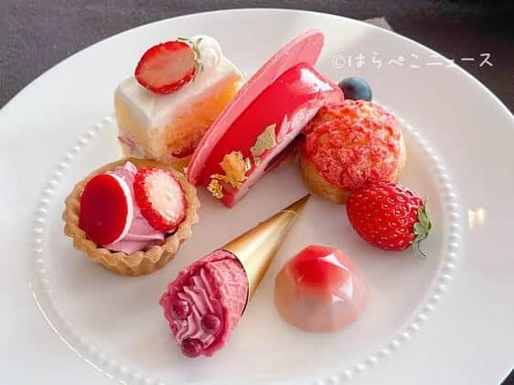 野山苺摘（グルメライター・グルメ探偵）のインスタグラム：「🍓いちごテロ🍓﻿ ﻿ 「XEX ATAGO GREEN HILLS」﻿ （ゼックスアタゴグリーンヒルズ）﻿ ﻿ イタリアン＆ストロベリーブッフェ﻿ 『SKY BUFFET』﻿ ﻿ 苺のドルチェや、2種のいちご食べ放題🍓﻿  今回は、大粒のあまおうと、新鮮なとちおとめの食べ放題を楽しめました！ ﻿ さらに、牛ステーキ・イベリコ豚に、トリュフが香るピザも🍕﻿ ﻿ 詳しい実食レポートは↓﻿ harapeco.news/xex-atago/﻿ ﻿ 🍓🍓🍓🍓🍓🍓🍓🍓🍓🍓🍓🍓🍓🍓🍓﻿ ﻿ #いちご #苺 #イチゴ #いちごテロ ﻿ #飯テロ #食レポ #いちごスイーツ﻿ #グルメライター  #SKYBUFFET﻿ #strawberry #いちごライター #ビュッフェ ﻿ #スイーツ #XEXATAGOGREENHILLS﻿ #ゼックスアタゴグリーンヒルズ﻿ #ピザ #🍰 #🍓 #ゼックス﻿ #ゼックス愛宕グリーンヒルズ #トリュフ﻿ #いちご食べ放題 #ピッツァ﻿ #🌹 #いちごビュッフェ #生いちご食べ放題﻿ #ランチビュッフェ #ストロベリーブッフェ﻿ #ステーキ食べ放題 #ピザ食べ放題﻿ ﻿ 🍓🍓🍓🍓🍓🍓🍓🍓🍓🍓🍓🍓🍓🍓🍓」