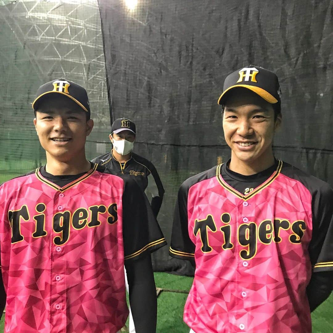 阪神タイガースさんのインスタグラム写真 - (阪神タイガースInstagram)「今日の1DAYキャプテンは小野投手と榮枝選手‼️そして写り込んできたのは… #小野泰己 選手 #榮枝裕貴 選手 #1daycaptain  #岩貞祐太 選手 #写り込み狙ってました #春季キャンプ #阪神タイガース #挑超頂」2月12日 11時38分 - hanshintigers_official