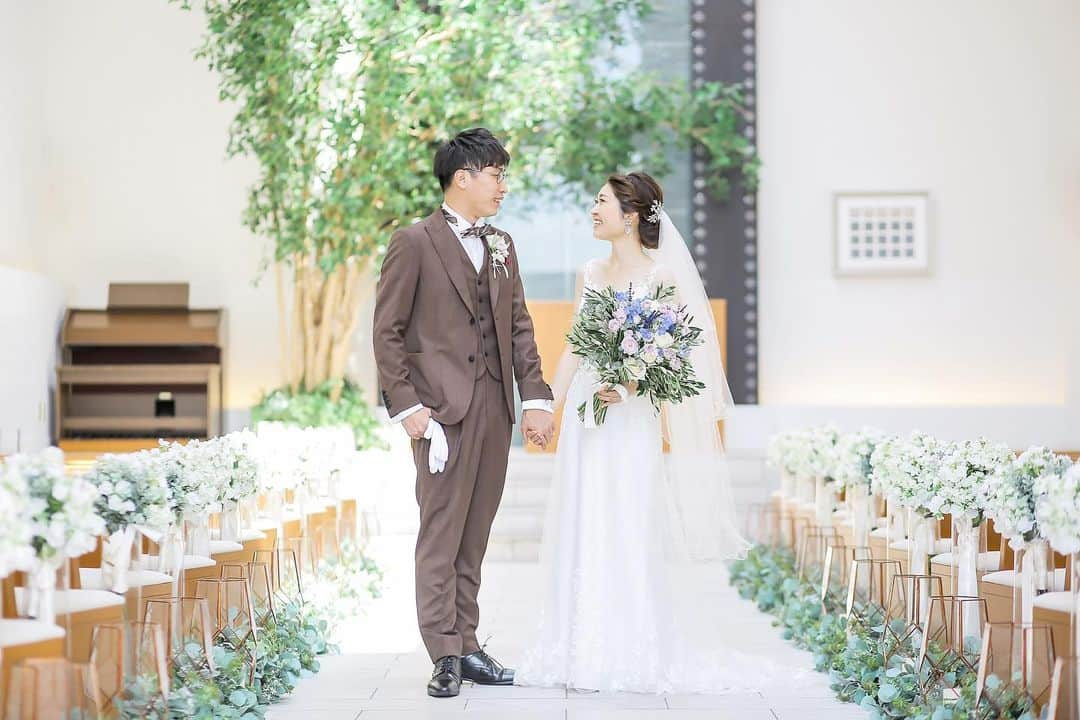 結婚式場ブランレヴュー宇都宮アクアテラスのインスタグラム：「.﻿ 溢れんばかりの自然光が降り注ぐチャペル＊﻿ ﻿ シンボルツリーが佇む中で﻿ 永遠の愛を誓います。﻿ ﻿ 開放的なチャペルで特別な時間を...♡﻿ ------------------------------------------﻿ ﻿ ＼衛生管理強化中！／﻿ 2月14日までのブライダルフェア⭐︎﻿ ﻿ 2月14日はバレンタイン限定特典も❤︎﻿ ﻿ 衛生対策徹底中！﻿ 安心してご見学いただけます！﻿ 挙式日の変更も可で安心の結婚式を！﻿ ﻿ ご来館でギフト券最大10000円プレゼント⭐︎﻿ ﻿ 詳細は下記▽▽﻿ https://www.dearswedding.jp/blancrevue/fair/﻿ ﻿ リニューアルしたNewチャペルのご見学もお楽しみに♩﻿ ﻿ プロフィールからご覧いただけます！ @blancrevue_wedding」