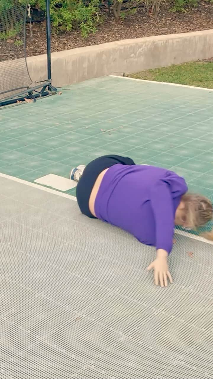 ウィットニー・カミングスのインスタグラム：「Anything @bertkreischer and @seguratom can do we can do trashier. 🏀@annielederman @toddwalker.mp4」