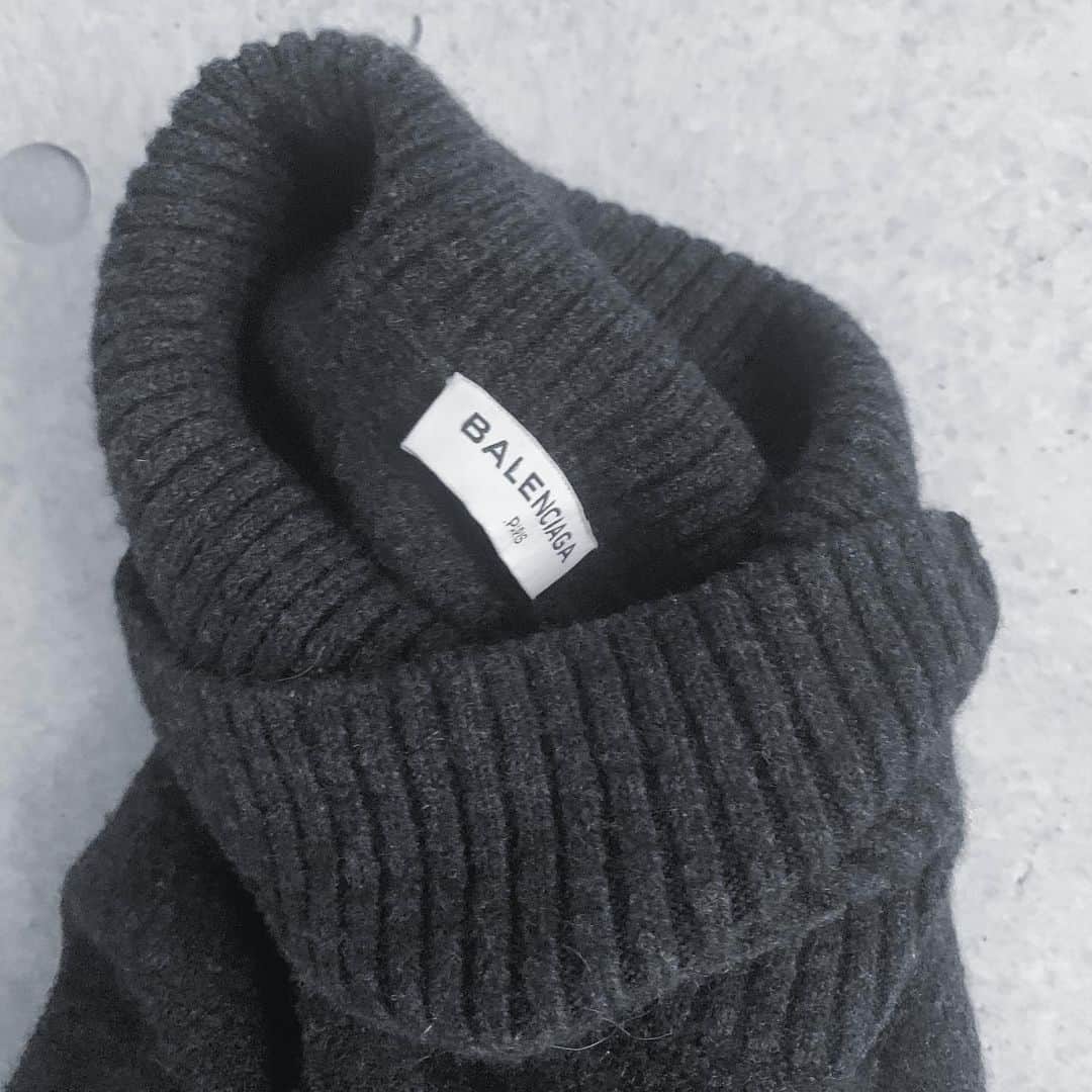 岸本佳子さんのインスタグラム写真 - (岸本佳子Instagram)「#Balenciaga knit 5年くらい前に買った、本気のお気に入り。もし穴が開いても、お直しし続けて永遠に着るつもりです。カシミヤではないけれど、すごく上質な肌触り。  私は、今持っている以上に、ウールのニットを買わないです。ウールはニットウェアより、他で有効に活用できるはず🦙🐏🐑  & 都会で暮らしていると、高機能アウター1枚で事足ります。 ちなみにカシミヤのニットは買います。お家時間の質向上に必要な為。それにカシミヤの販売価格はフェアだと考えるから。」2月12日 11時52分 - yoshico_kishimoto