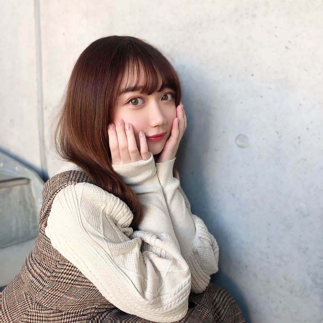 のインスタグラム：「ずっとお休みしてた💅🏻を2,3年ぶり？した♡  薄ピンク金のキラキラを足してもらって、シンプルだけど可愛いデザインにしてもらいました💕  爪弱くて爪削るの嫌だったんだけどパラジェルっていう、爪を削らなくても良いジェルネイルしてもらいました！  @chipieee_nail_mika さんにやってもらったよ〜！ありがとうございます！！ 🐶の話で盛り上がった。笑  @chipieee_ebisu  #ネイル#ジェルネイル#パラジェル#美容#nail#beauty」