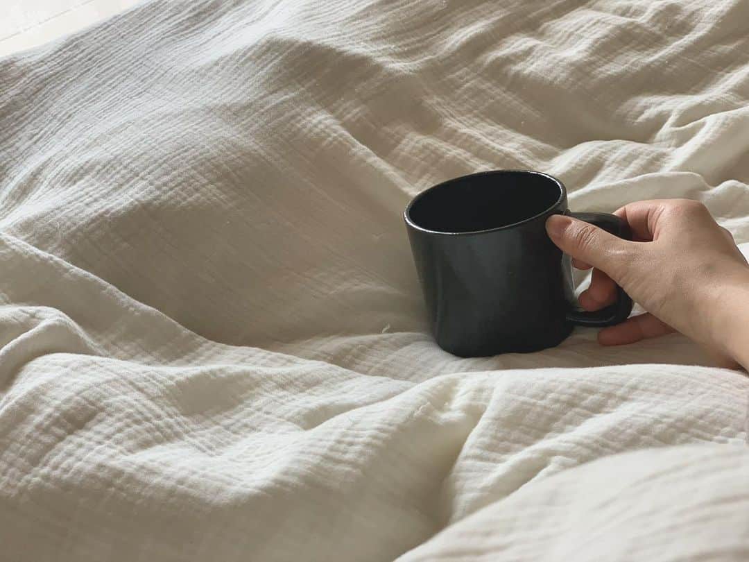 仲美咲のインスタグラム：「黒のマグカップがお気に入り☕️🛌 . 色味がなんとも言えない❤︎ . #コップ#cop#bedroom#白湯#マグカップ #なんか糸見えてるやん #はずかしいやん」