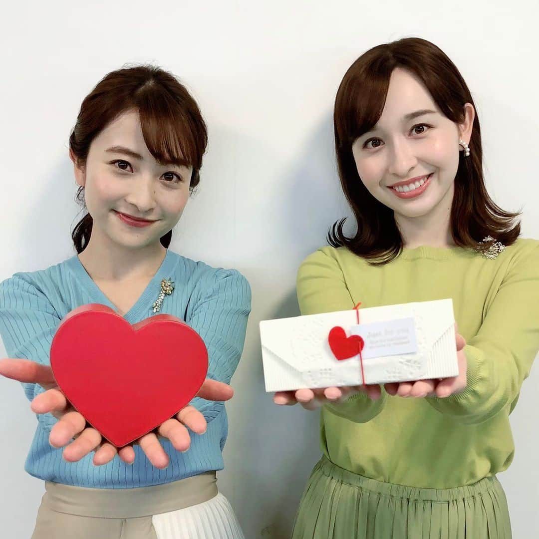 TBS「あさチャン！」のインスタグラム：「ハッピーバレンタイン❣️ 今週末、2/14はバレンタインデーですね🍫 本命チョコ、義理チョコ、友チョコ…🤔 いつもお世話になってる人にチョコを渡して 感謝の気持ちを伝えてみるのもいいですね☺️🎶 それぞれのバレンタインを楽しみましょ🤗 ・ 日比アナと宇賀神アナからハッピーバレンタインです😆🤎 来週もあさチャン見てくださいね✨ ※撮影の時のみマスクを外しています。 ・ ・ #tbs #あさチャン #アナウンサー #日比麻音子 #宇賀神メグ #めぐまおコンビ #齋藤慎太郎」