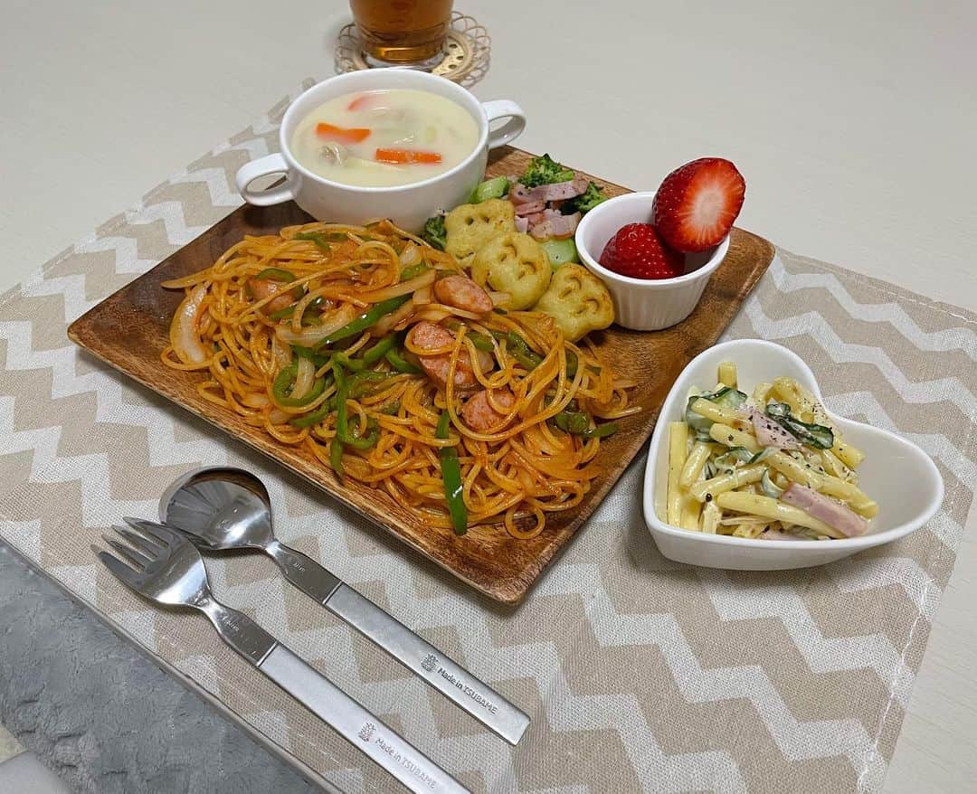 AMIのインスタグラム：「🍚 . 晩ごはん記録…🌼 . メニュー ・ナポリタン ・ポテト ・ブロッコリーベーコン ・マカロニサラダ ・シチュー . #晩ごはん記録」
