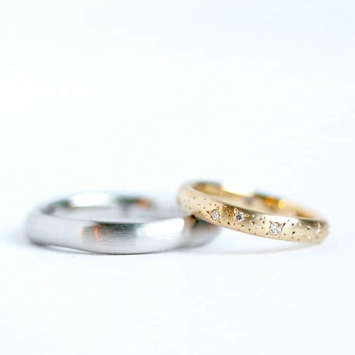 ith / イズ オーダメイド結婚指輪さんのインスタグラム写真 - (ith / イズ オーダメイド結婚指輪Instagram)「マットな質感と、 個性的なフォルム。  お二人が一目惚れしたのは、 手で捏ねてかたちにしたような 優しいゆらぎが特徴の 結婚指輪でした。  ランダムに留まる ダイヤモンドが、 星座のように清らかに輝きます。  ▽ 指輪について 結婚指輪(男性)：クラシコ Pt900：150,000円〜  結婚指輪(女性)：クラシコ K18YG：144,000円〜  公式ハッシュタグ🤳✨ #イズマリッジ  【オンラインサポートOPEN】 お二人それぞれのご自宅にいながら 指輪のオーダーメイドができる、 ithのオンライン相談もご活用ください💻 ご試着最多6点まで、レンタル可能です💍  #マリッジリング #エンゲージリング #結婚指輪 #婚約指輪 #カスタマイズ #指輪 #ダイヤモンドリング #婚約 #プレ花嫁 #ナチュラルウェディング #結婚指輪探し #指輪選び #指輪探し #結婚指輪選び #ピンクゴールド #ペアリング #プロポーズ #特別感　 #オーダーメイドリング #結婚指輪オーダー #ゴールドリング #パーソナライズ #結婚準備 #花嫁 #スターモチーフ #2021春婚 #2021夏婚 #2021秋婚」2月12日 11時55分 - ith_marriage